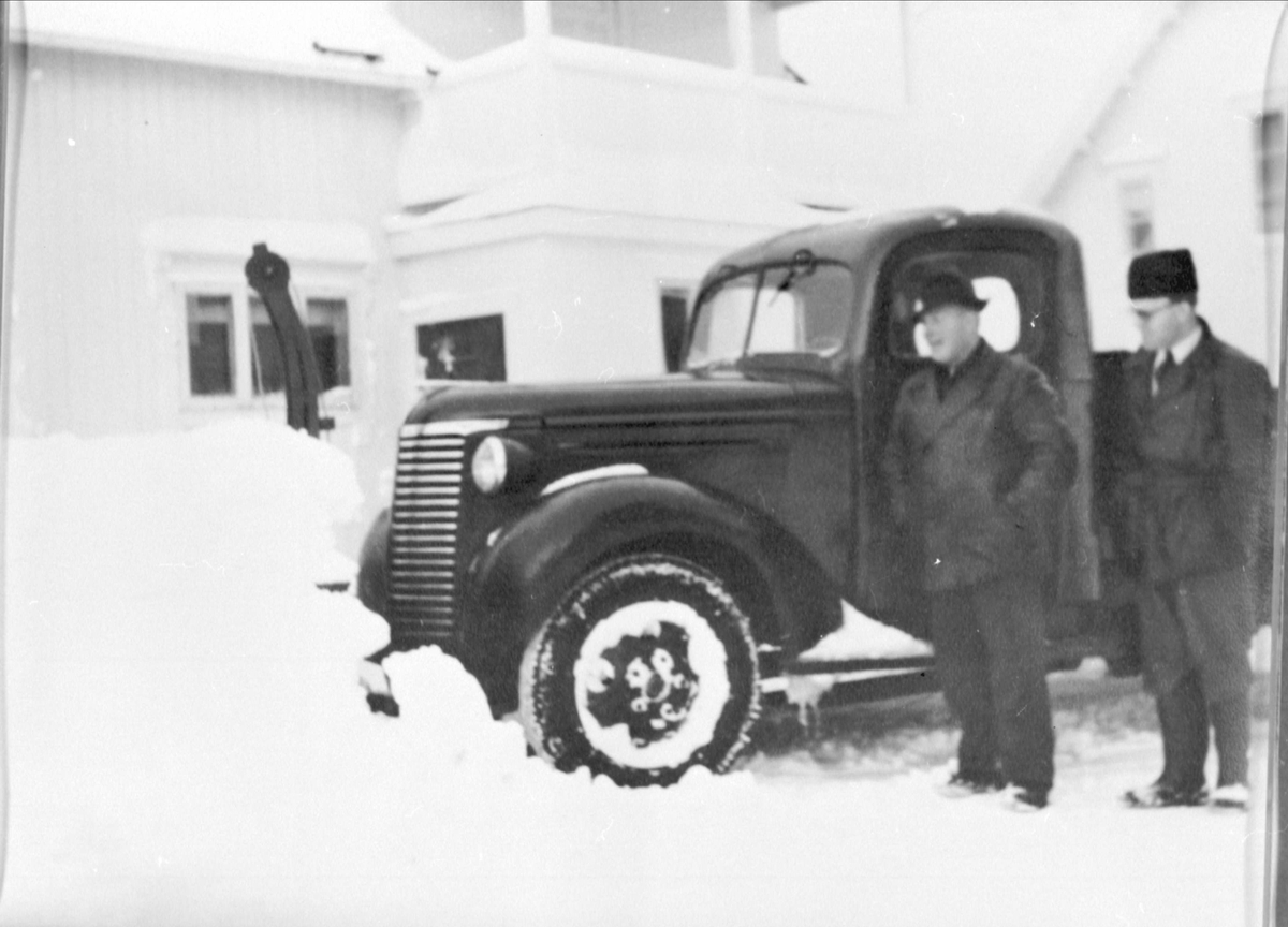 Lastebil med frontmontert snøskuffe.