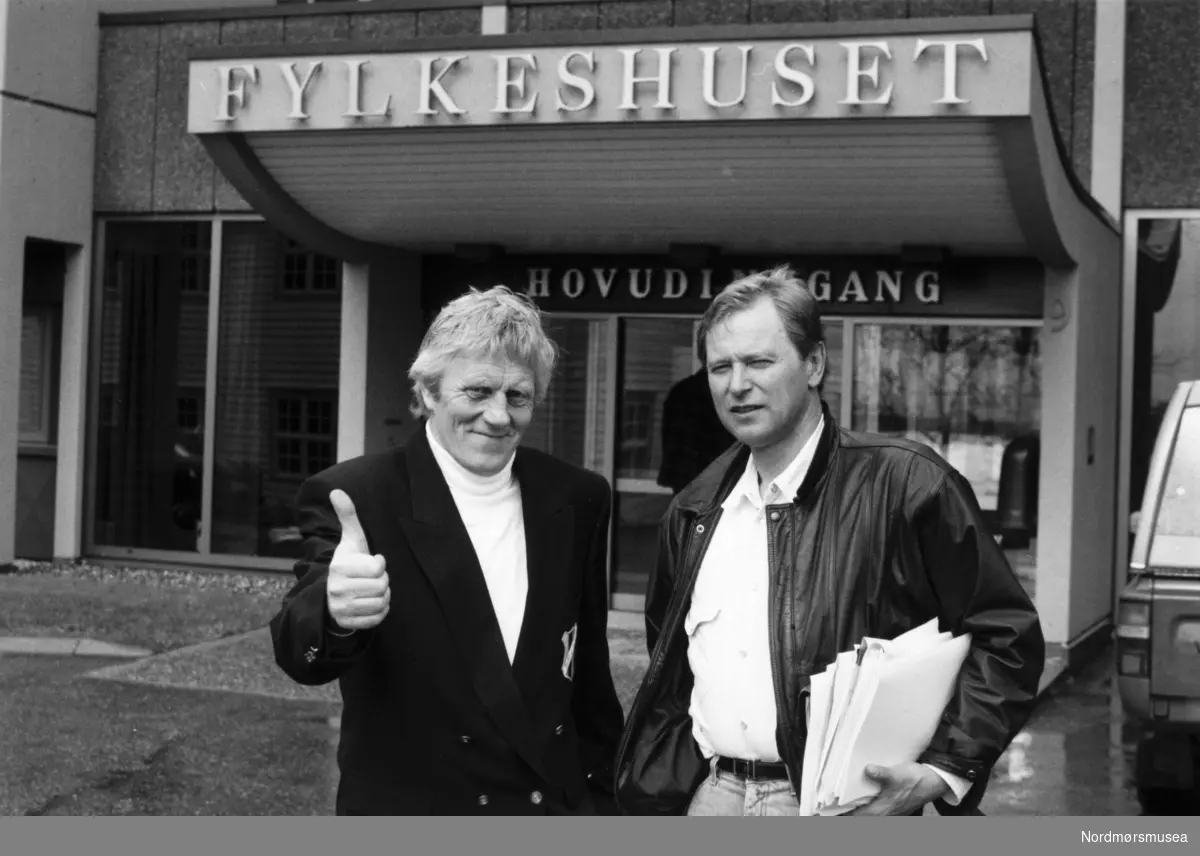 Terje Kleive til venstre, Fylkets idrettskonulent Ingolf Mork (skihopper) til høyre. Fylkeshuset. - Bildet er fra avisa Tidens Krav sitt arkiv i tidsrommet 1970-1994. Nå i Nordmøre museums fotosamling.