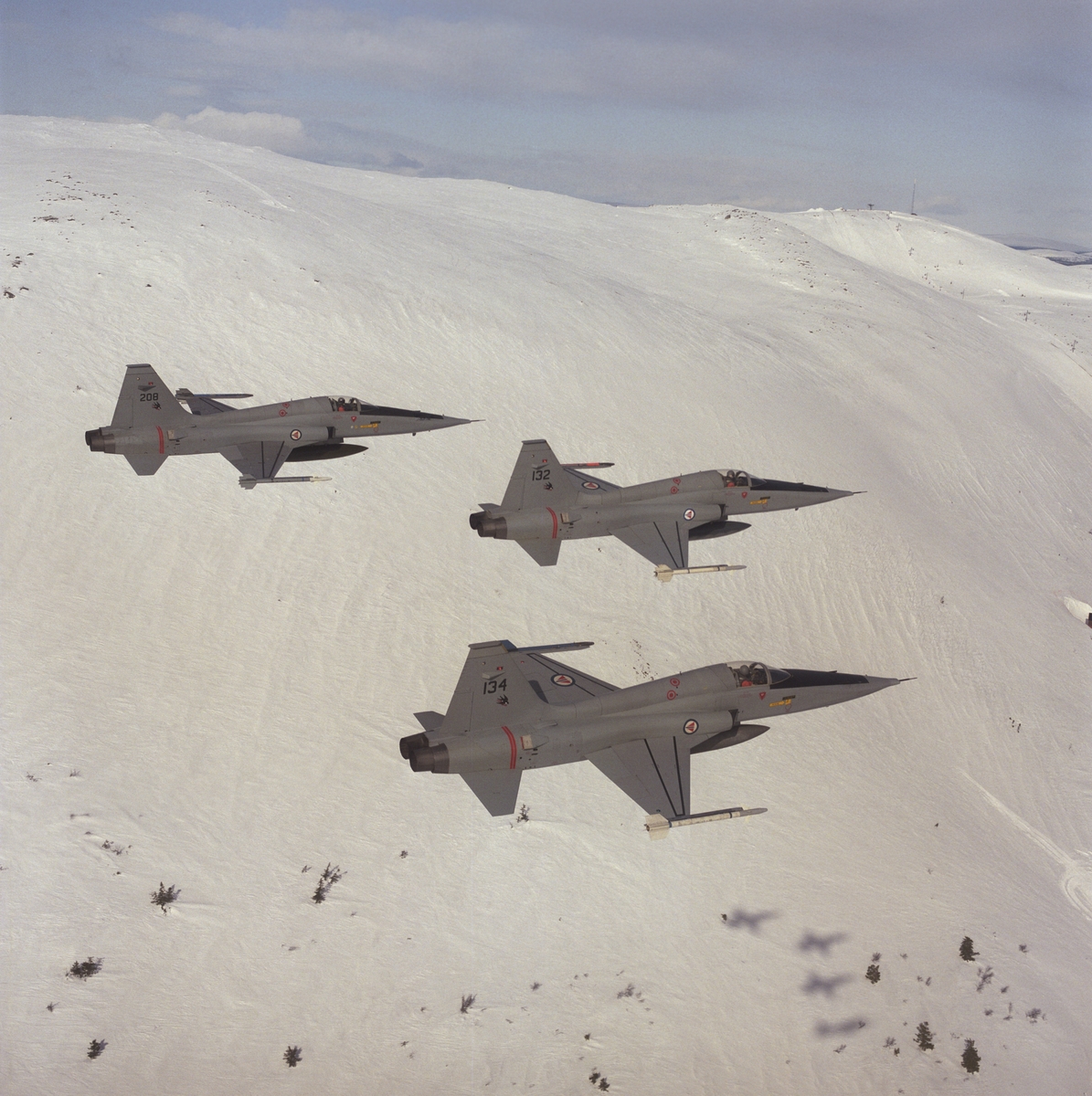Tre F-5 A i formasjon. Nr. 132, 134 og 208.