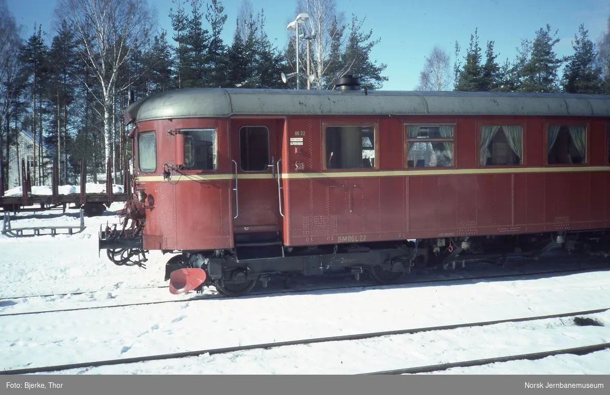 Motorvogn BM 86 22 i tog 384 til Hamar på Elverum stasjon