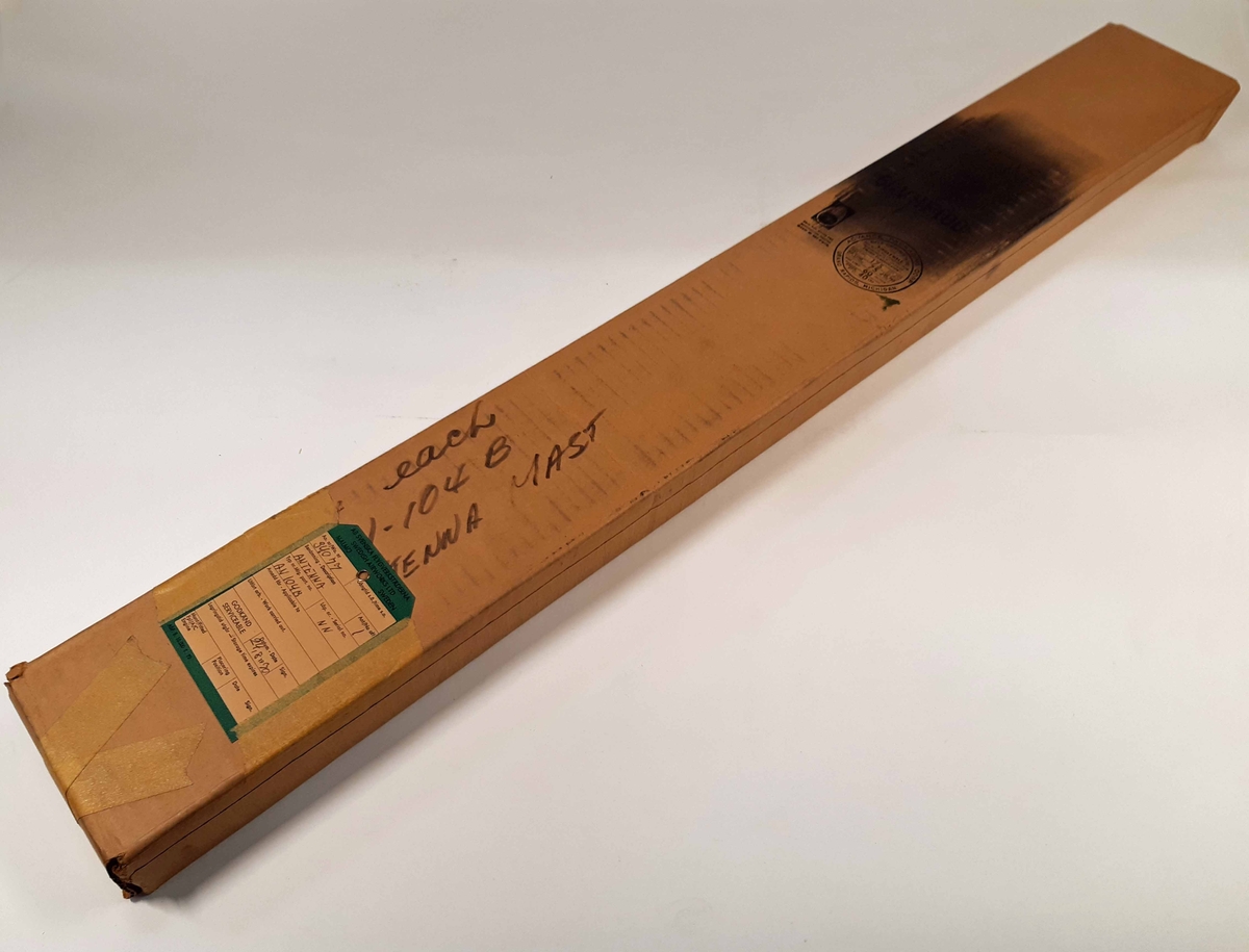 Antenn, AN 104 B. Förvaras i oöppnad originalförpackning av kartong, datum-märkt: 24/8 1970. Kartongen märkt: "R. A. MILLER IND. INC.", "GRAND HAVEN, MICH."