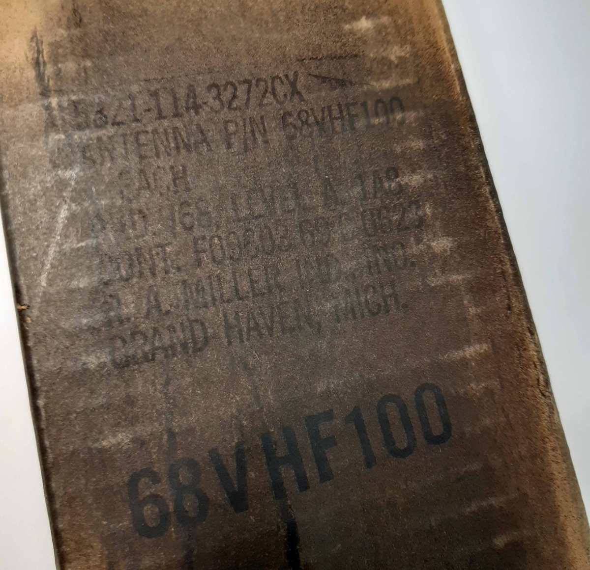 Antenn, AN 104 B, svartlackerad med svart gummering. På sidan märkt: "R. A. MILLER INDUSTRIES. INC. Grand Haven Mich."
Förvaras i originalförpackning av kartong, datum-märkt: 24/8 1970.
