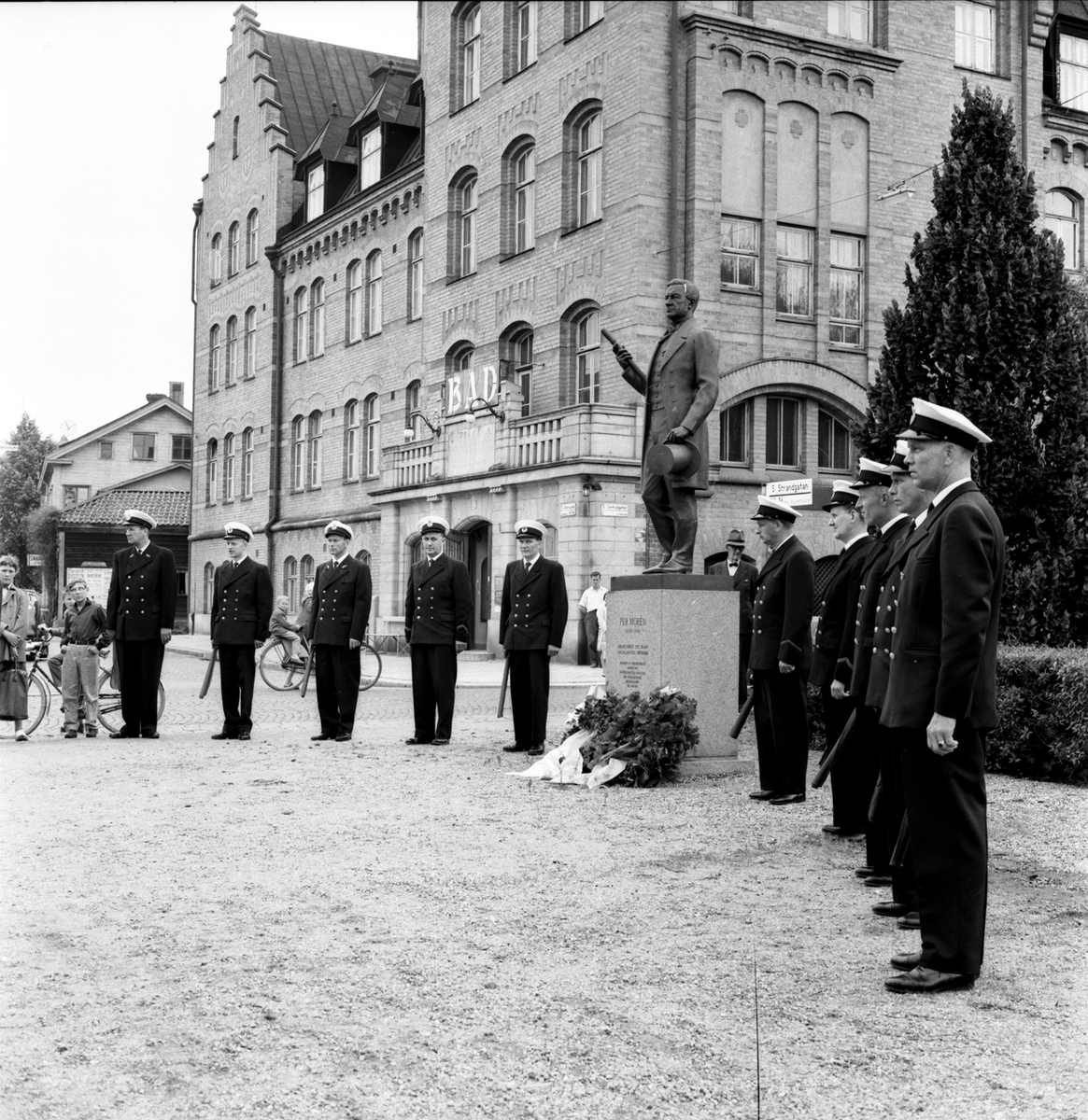 GDJ (Gävle-Dala järnväg) 100-årsjubilerar 1959. På bilden syns en staty av Per Murén, som var en av initiativtagarna till järnvägen. Byggnaden i bakgrunden är Murénska badhuset, uppkallat efter Per Murén.
