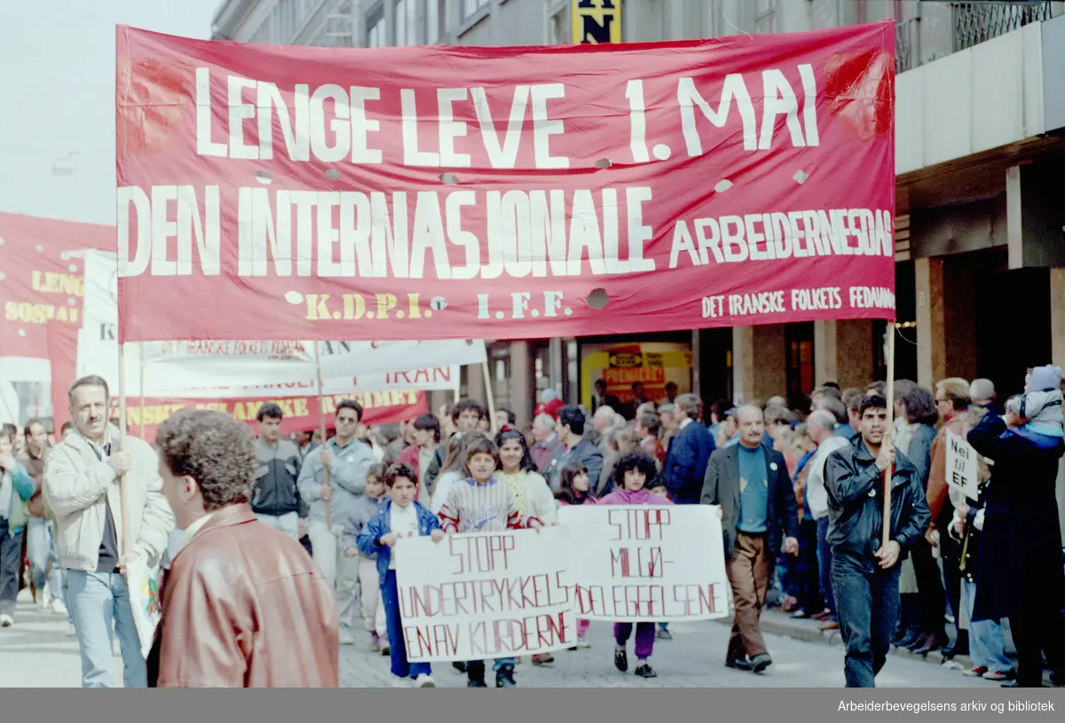 1. mai 1991, Oslo. Lenge leve 1. mai Paroler: "Den internasjonale arbeidernes dag." - " Stopp undertrykkelsen av Kurderne" - "Stopp miljødeleggelsene"