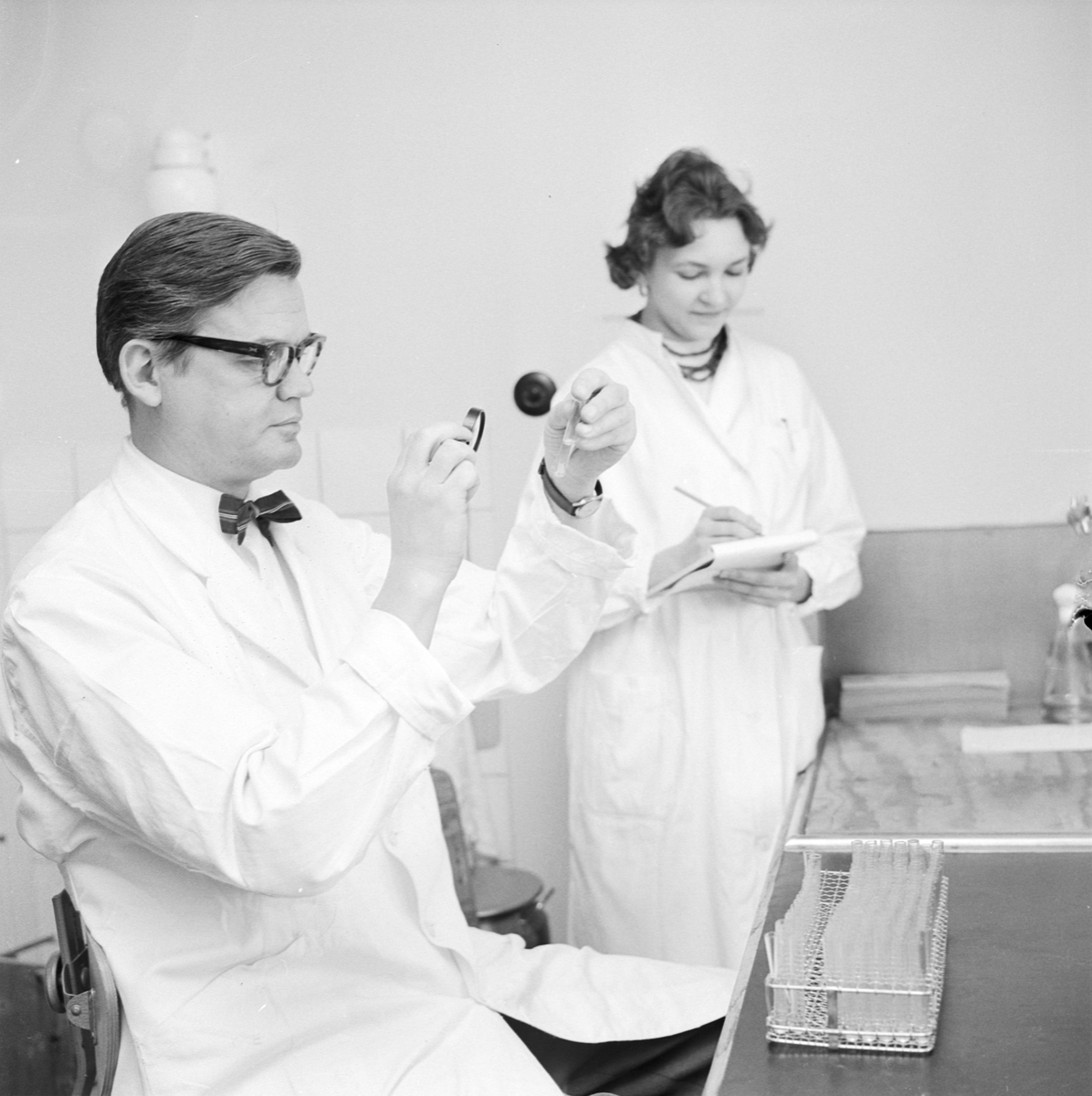 Hygienisk-bakteriologiska institutionen, laborator Gunnar Laurell med sköterska, Uppsala 1960