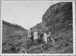Torvskjering på Høgset/Hiksdal i Ølen, ca. 1915-1920. I forg