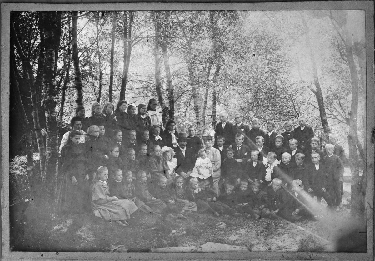 Skulebilete frå Osen skulekrins i Ølen, ca. 1905. Lærar var Mathias Øgrey frå Lyngdal.