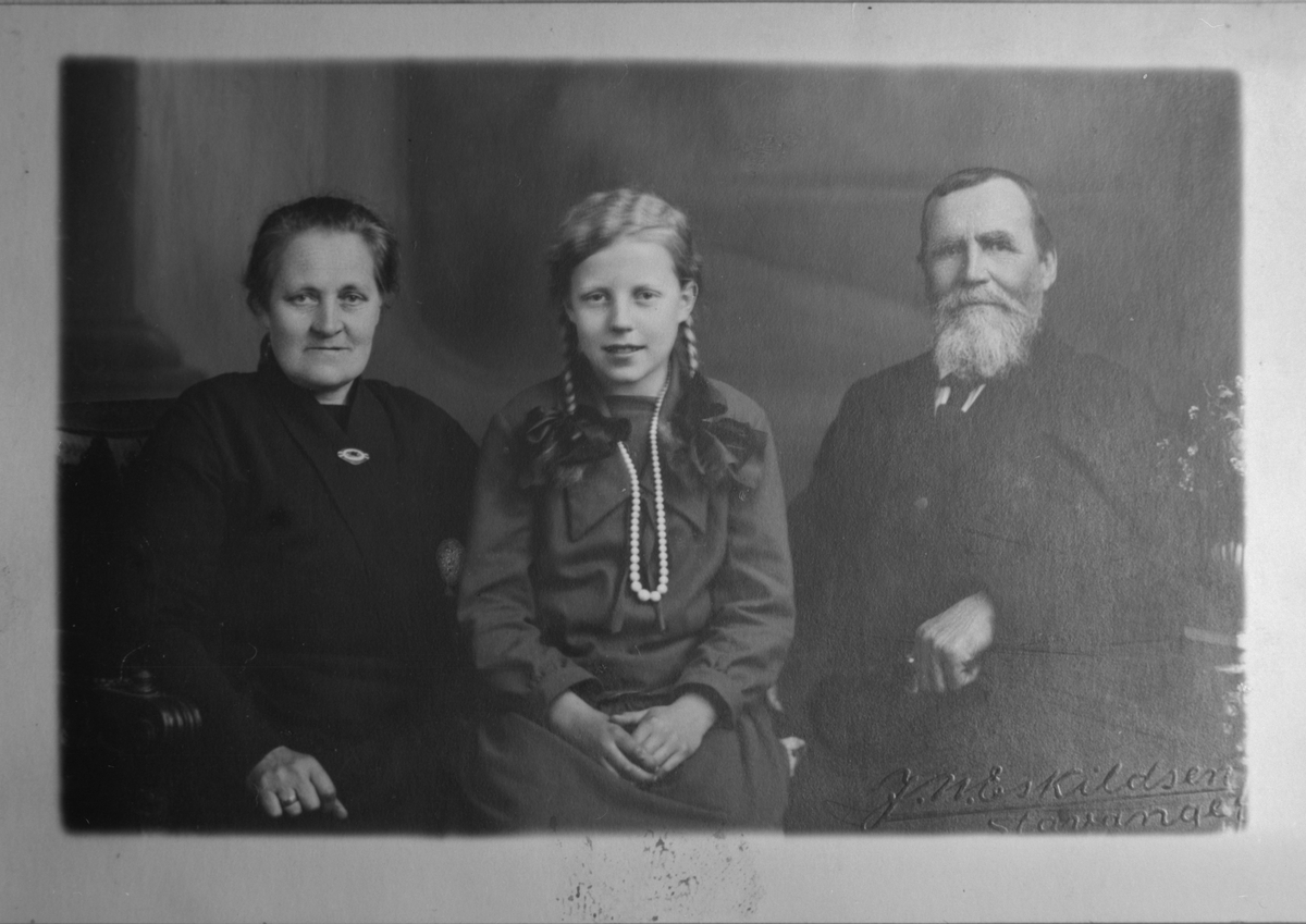 Portrett av familien Kristiansen frå Ølen, 1924. Frå venstre: Serina Kristiansen, Margit Kristiansen og Vilhelm Kristiansen.