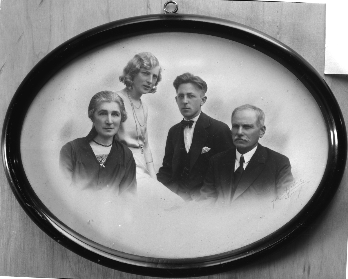 Portrett av familien Ryen frå Ølen, 1932. Frå venstre: Cecelie Ryen, Julie Ryen, Erik Ryen og Ingemund Ryen.