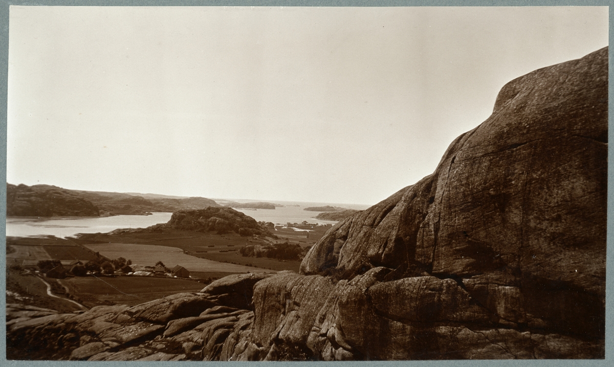 Motiv från Bohuslän. Utsikt från södra ingången till jätteklovan över Bottnafjorden