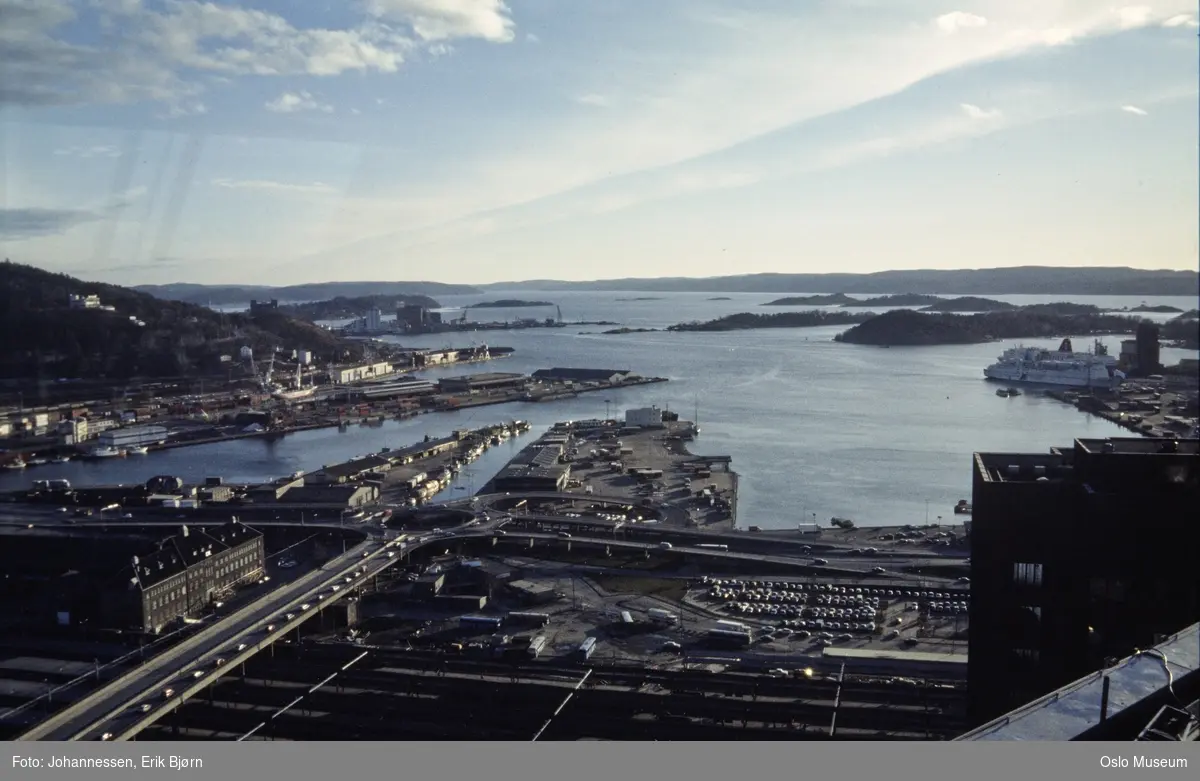 utsikt, Oslo Sentralstasjons sporområder, NSB godsekspedisjon, parkeringsplass, biler, elv, utløp, havn, skip, danskebåter, fjord, øyer