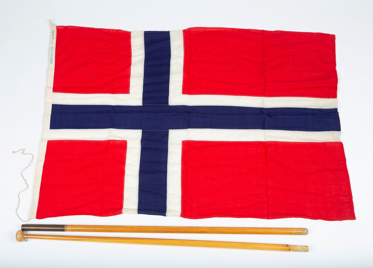 A: Det norske flagg. Sydd bed Oslo Flaggfabrikk.
B+C: Todelt flaggstang i tre. B: øvre del med kule. C: Nedre del med messingholk.
flagget har vært brukt av speiderbevegelsen i Ås.