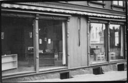 Tomme butikkvinduer i Halden under andre verdenskrig 1940-45