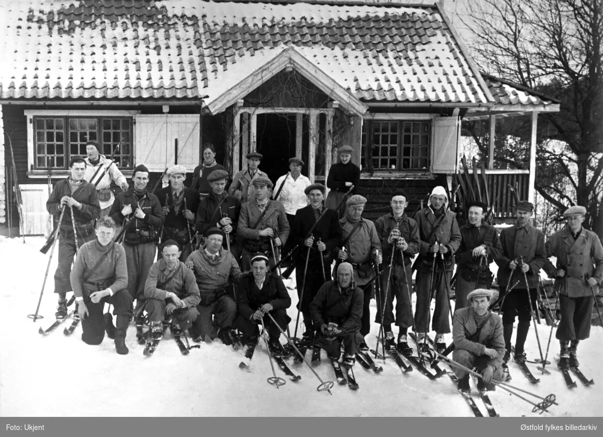 Frivillig skytteropplæring/skyteopplæring på Oddmund Schies hytte i  "Setesdal" i Degernes, Rakkestad i påska 1940.