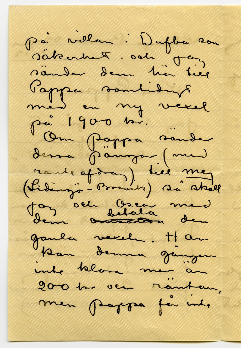 Brev 1912-04-22 från John Bauer till Joseph Bauer, bestående av sex sidor skrivna på fram- och baksidan av två vikta pappersark. Huvudsaklig skrift handskriven med svart bläck samt sidonummer i blyerts.
.
BREVAVSKRIFT:
.
[Sida 1]
Lidingö Brevik 22 april
1912
Käre Pappa.
Jag hade i går ett
sammanträffande
med Oscar Ellqvist.
Vexeln förfaller med
denna månaden. Oscar
kan ej betala den, som
ju knappast var att
vänta, och nu mås-
te den ju omäsättas
Emellertid har jag
fått 2 inteckningar
(å hvardera 1000 kr)
.
[Sida 2]
på villan i Dufbo som
säkerhet och jag
sänder dem här till
Pappa samtidigt
med en ny vexel
på 1900 kr.
Om pappa sänder
dessa pängar (med 
ränteafdrag) till [understruket: mej]
(Lidingö-Brevik) så skall
jag och Oscar med
dem [överstruket: omsätta] [inskrivet: betala] den
gamla vexeln. Han
kan denna gången
inte klara mer än
200 kr och räntan
men Pappa får inte 
.
[Sida 3]
bli lessen - nästa
gång har han godt
hopp om att göra
större afbetalning.
Ja, det var de
tråkiga äffärerna -
annars må vi bra
Esther och jag. Vi ä
inte just så flitiga
brefskrifvare, men det
ä ni inte där hemma
heller. Vi få så
sällan några bref
numera. Vi ha nästan
glömt att post finns
- om vi inte räkna
de bref vi få från
.
[Sida 4]
fröken Gustafson vid Bunn.
Hon sänder oss vän-
liga omvändelsebref
och kristliga små-
skrifter - hennes
omtanke är rent rö-
rande.
Villan här har nu 
bytt ägare. Det 
är en mycket snäll
gammal herre med
sin fru och dotter
som köpt den och
som nu blir våra
grannar. - Ombyte
förnöjer, heter det
och detta ombytet
.
[Sida 5]
2.
skall bli mycke
nöjsamt
allt är väl godt
och väl på Sjövik?
Här har brännvinet
tagit slut, [överstruket och] men
pappa vet ju hvad
det är för brännvin
jag tycker om - snar
hjälp är dubbel hjälp.
Jag började för
någon tid sedan att
äta ”sanatogen” - folk
säger att det skall
vara så bra för ner-
verna - Jag har blifvit
tjock och fet, men
.
[Sida 6] 
nervös är jag så
det kryper i kroppen
imellanåt - och ändå
är jag ju en sån
skötsam ung man.
Här är grannt
nu på vårsidan
och här är ofantligt
godt om sångfågel
särskildt trastar är
det godt om och 
musiken är storartad
i solnedgången - Kom
hit skall mamma
få höra
Esther hälsar så
mycke. John.