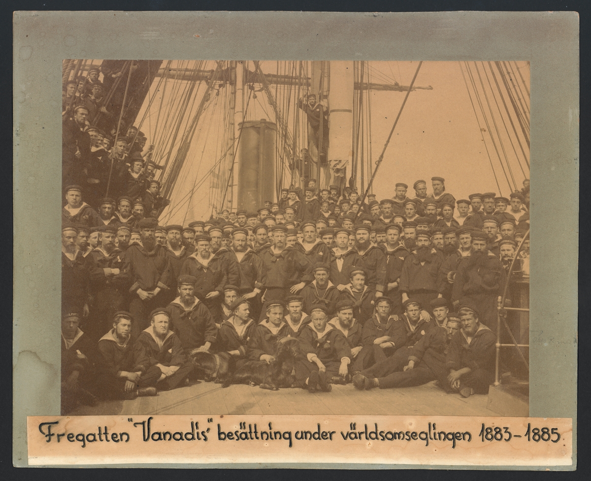 Grupporträtt av besättningsmän på däck av fregatten Vanadis under världsomsegling 1883-1885.