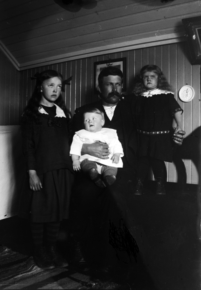Familieportrett av Karl Elvevoll, dattera Hulda og to jenter til.