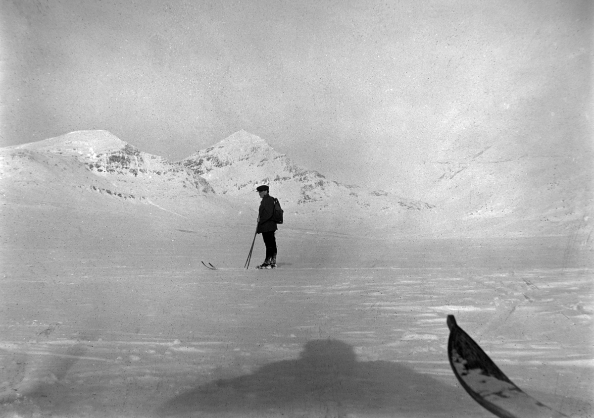 Skiløper med Sniptinden og Hjerttinden i bakgrunnen.