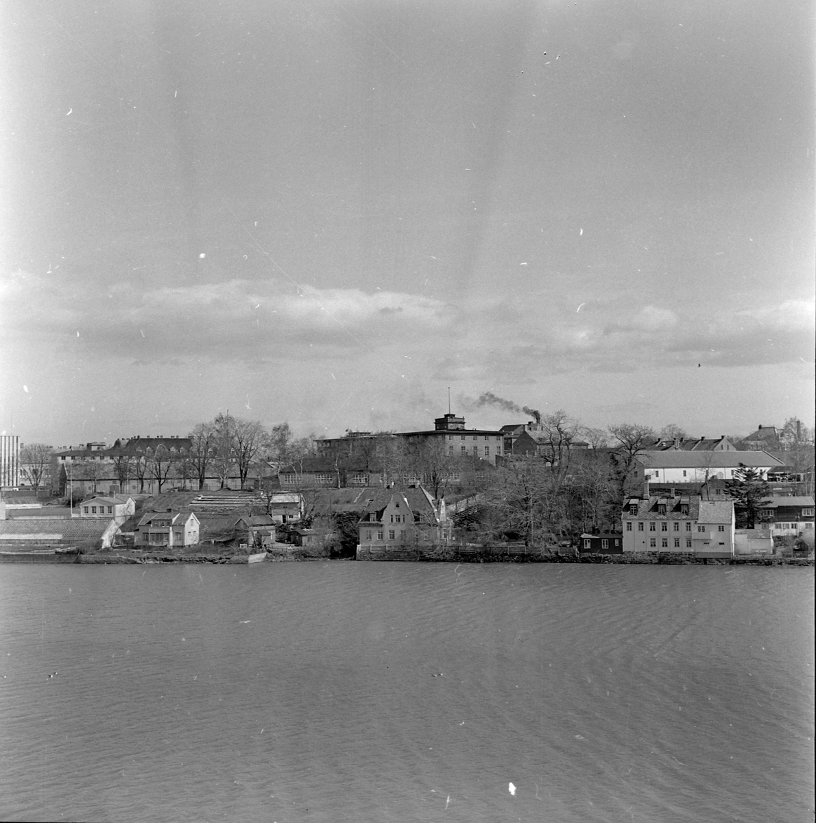 Trondheim Handelsgymnasium og bebyggelse i Elvegata sett fra Øya