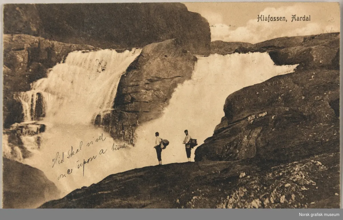 Postkort med bilde av to menn foran Hiafossen i Ryfylke.