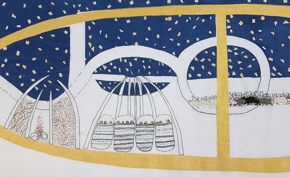 Frisen er bygget opp som en fortelling som kombinerer elementer fra et samisk mytisk univers, med referanser til samisk historie og hverdagsliv.

Panorering og joik av verket kan sees i denne filmen av Ola Røe: https://vimeo.com/201908843