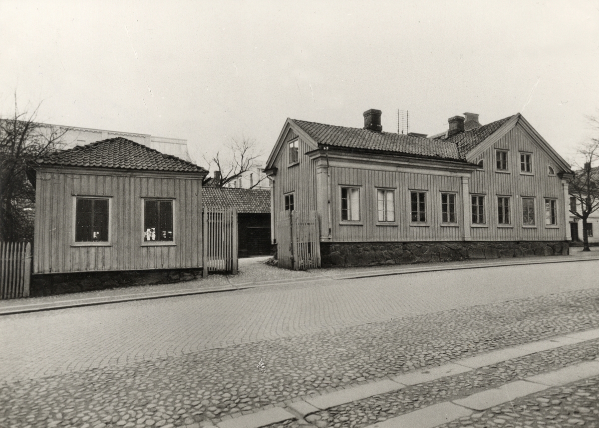 "Komministergården" i hörnet Kronobergsgatan - Sandgärdsgatan, ca 1920. Till höger skymtar man gamla polisstationen.