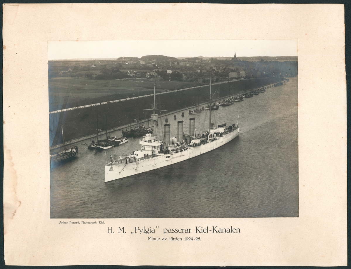 Bilden visar pansarkryssaren Fylgia som passerar Kielkanalen.
