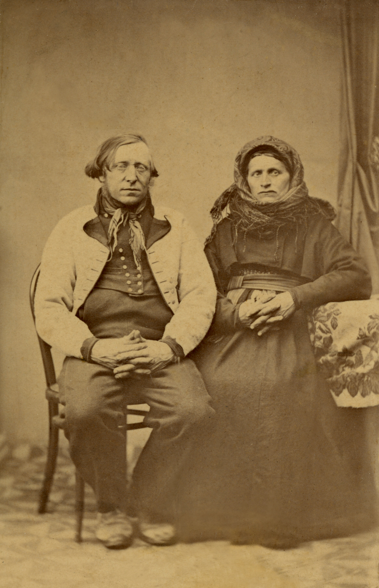 Halvor E. og Guro H. Oterholt (truleg) fotograferte i fotoatelier i ...