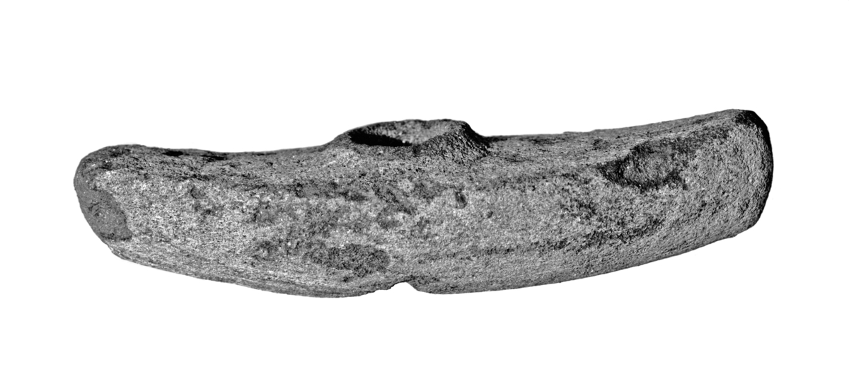 Båtøks av yngre skandinavisk type, meget nær miniatyrøksen U. B. Årb. 1954, nr. 1, fig. 22, men større. Den har flat underside, høyt kvelvd overside, nedtrukket nakke uten egentlig knapp, svakt utformet holk og mangler lister og rygging. Antagelig tilhører øksen den sene Rogalandsgruppen anf. arb. fig. 54-55, men er lengre og slankere enn disse og har sentralt plasert skafthol, innboret fra undersiden og sterkt smalnende mot oversiden. Øksen er laget av en finkornet sandstein med gråpatinert overflate som flekkevis er sterkt forvitret og her viser en rustbrun vitringshud. Lengde 17,2 cm. Bredde og tykkelse over skaftholpartiet 4,8 x 4,3 cm. Fig. 2.BBB3 Funnet våren 1955 av Martin Roald på Haugen under Roald, Vigra s, Haram p, Sunnmøre, gnr. 1, bnr. 23. Funnstedet er gammel åker og ingen spesielle forhold tydet på grav eller buplass. I en annen åker tett ved skal det være funnet en steinøks som nå er i Sunnmøre Museum (det må da være B 8625) og en del flintstykker som ikke ble ivaretatt. Gave fra Severin Haugen, Roald, ved Hinsch
