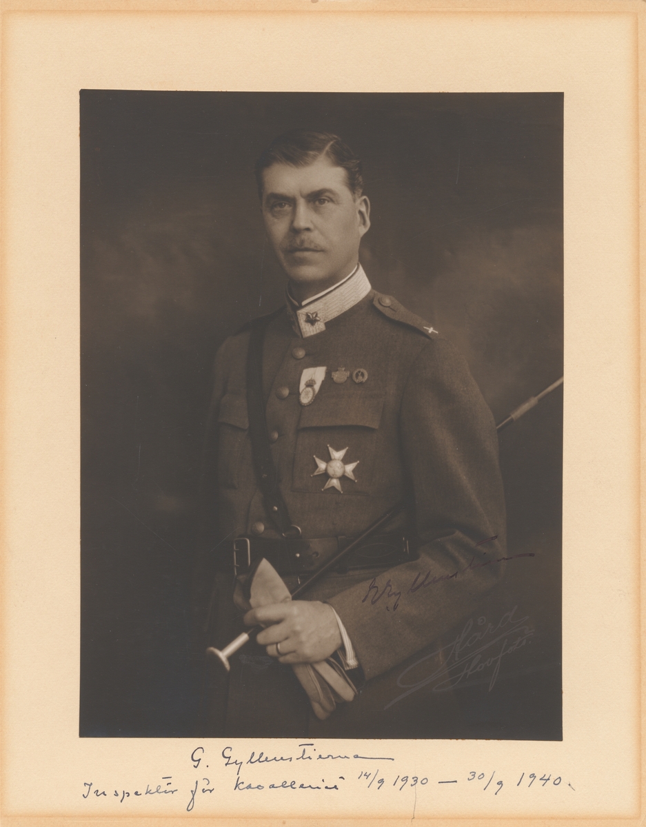 Porträtt av generalmajor Göran Gyllenstierna, inspektör för kavalleriet.

Se även bild AMA.0007354