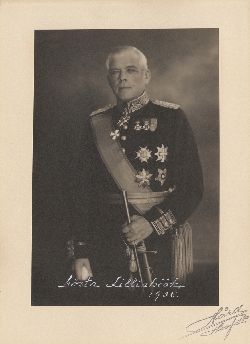 Porträtt av generallöjtnant Gösta Lilliehöök.

Se även bild AMA.0007922.