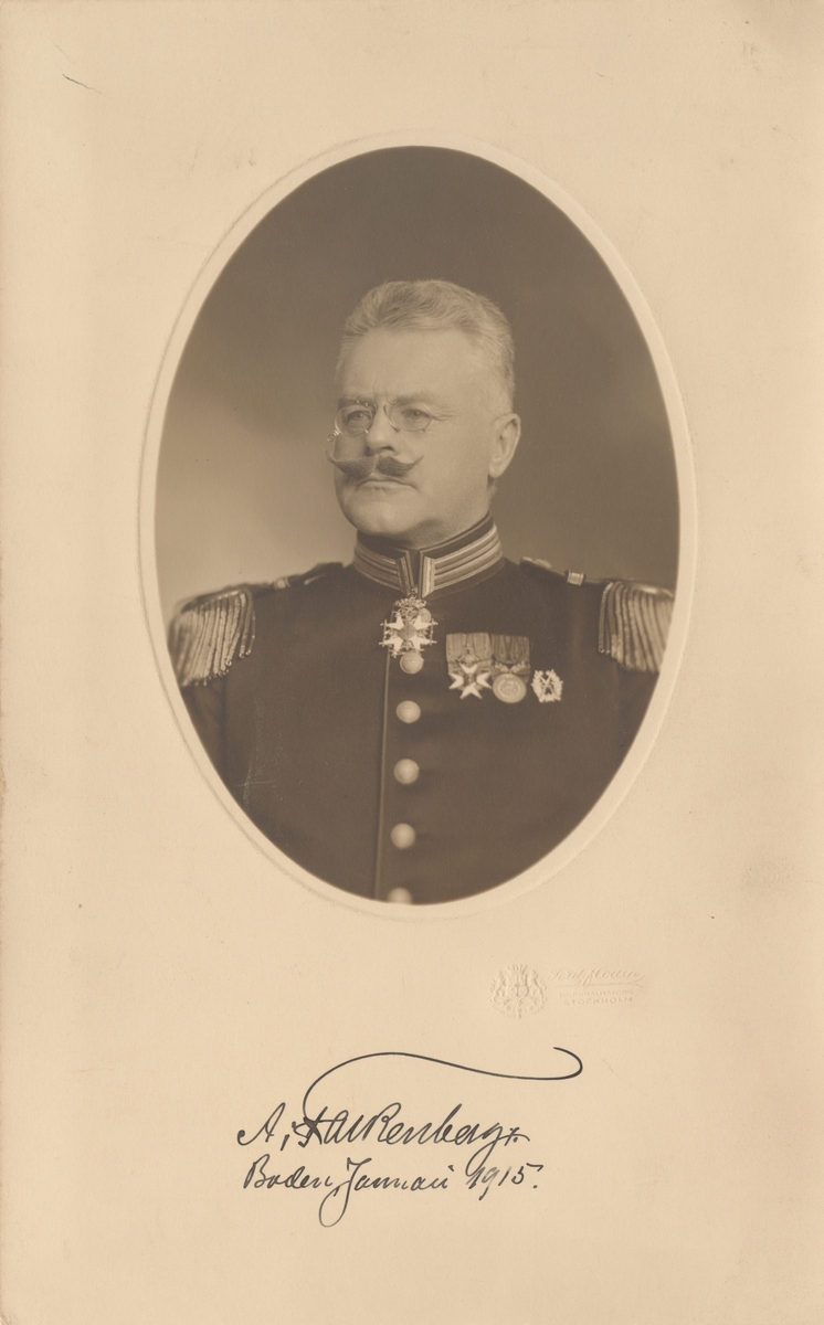 Porträtt av August Falkenberg, officer vid Norrbottens regemente I 19.

Se även bild AMA.0007253, AMA.0007286 och AMA.0007700