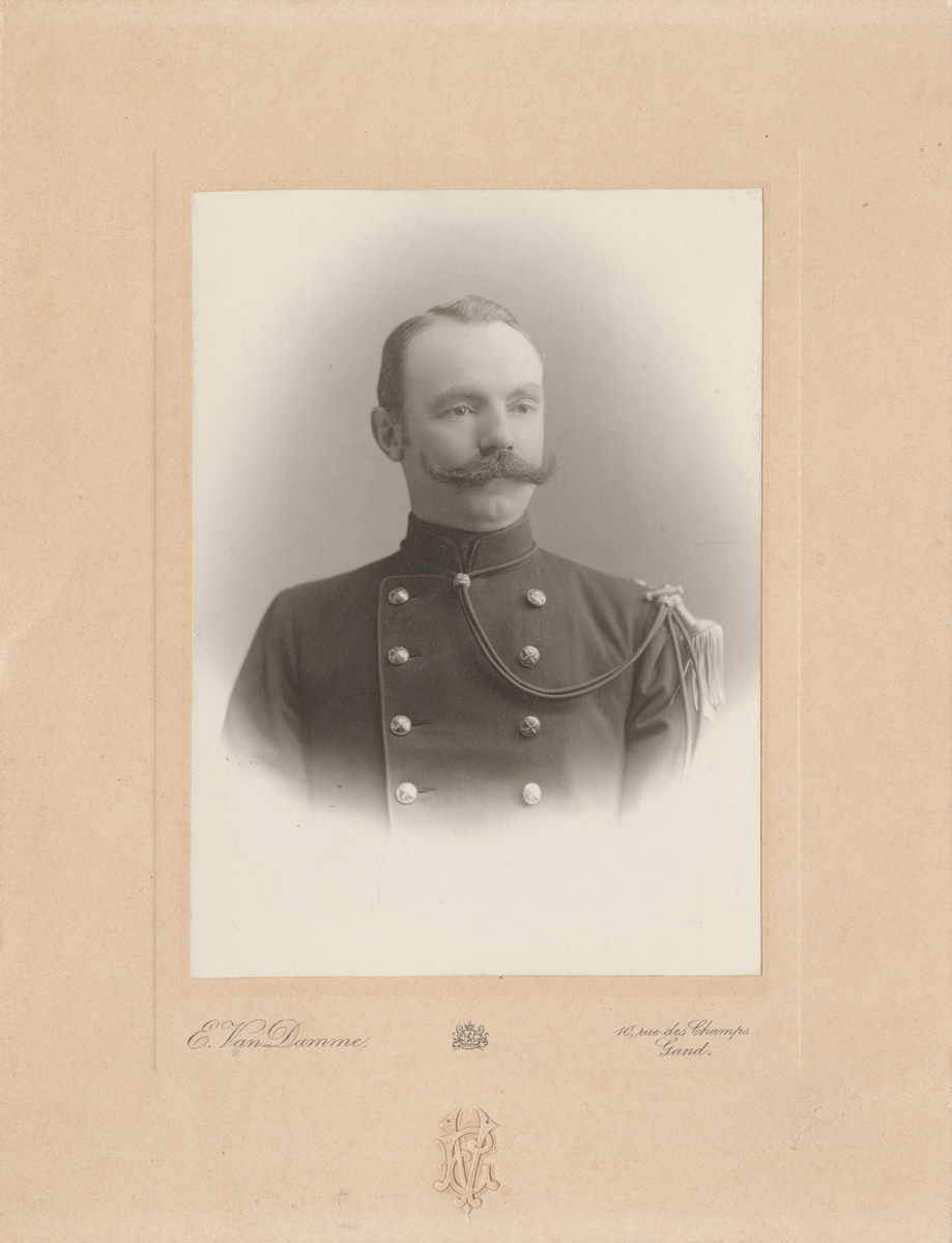 Porträtt av okänd officer i belgiska armén.