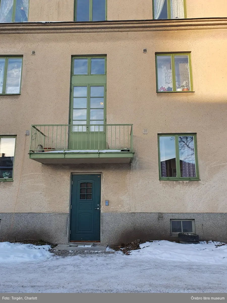 Skolgatan 24-26, Nora. Trapphus och exteriör.