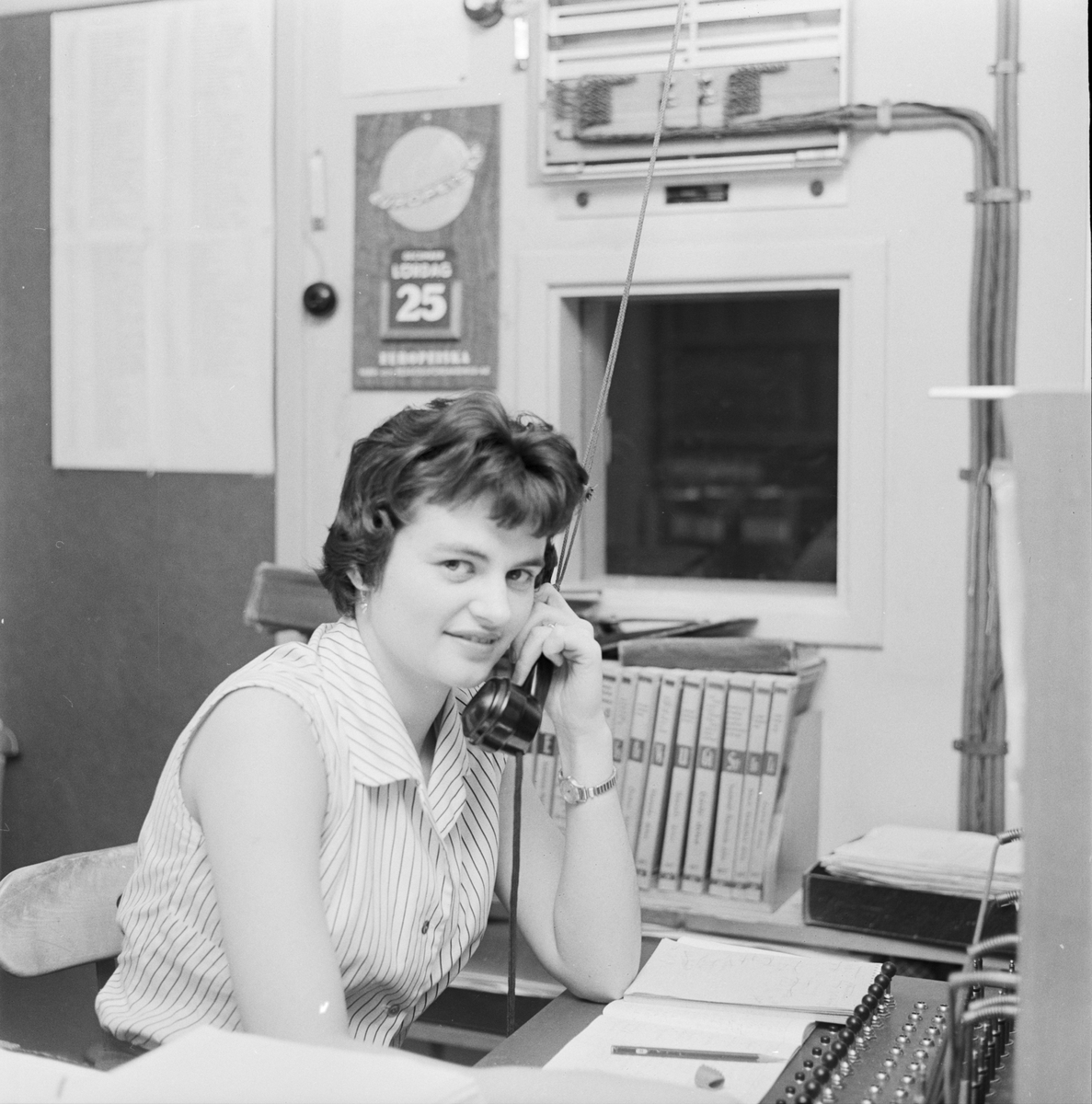 Kvinna talar i telefon, Tobo bruk, Uppsala 1958