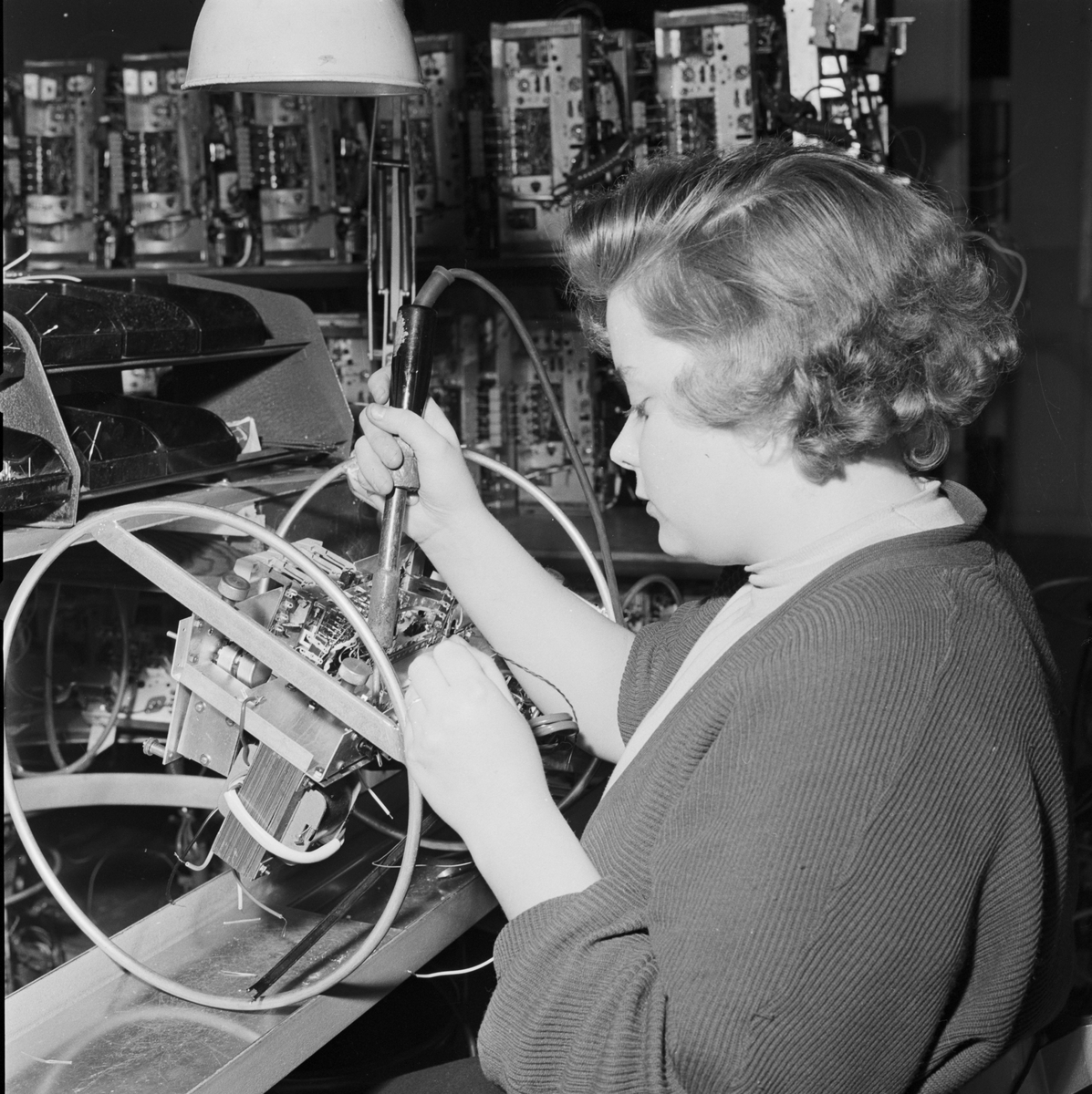 Ung kvinna löder, TV-fabriken, Tobo bruk, Uppsala 1958