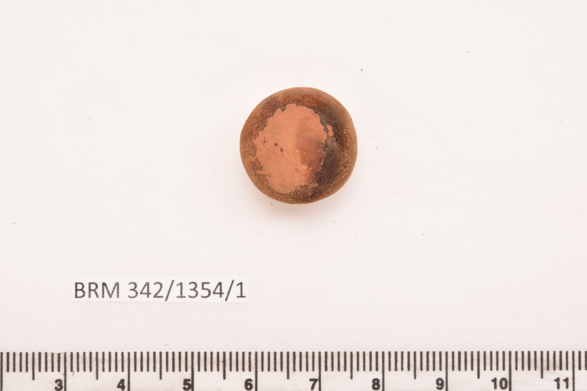 funnet sammen med mynt tilvekstnr. 342/80 i en rustklump. Klassifisert av Sigrid Samset Mygland.