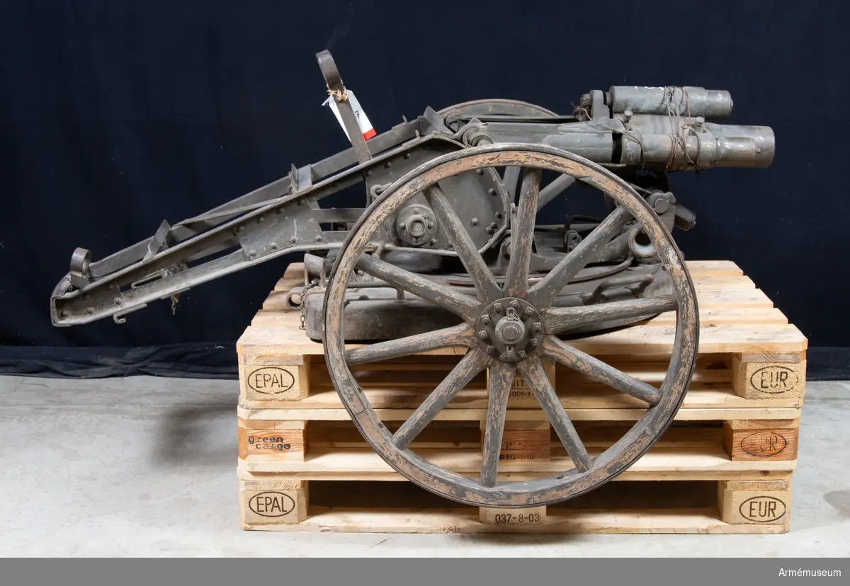 Grupp E X b.
7,5 cm granatkastare med flackbanelavett, Tyskland. I lavett på hjul.
Med fyrsnöre.