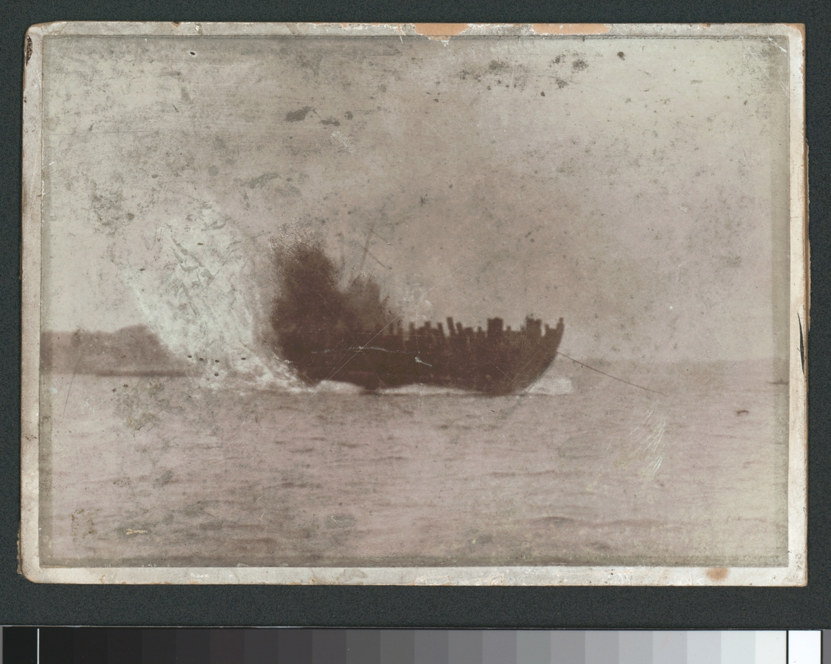 Bilden ska föreställer resterna av linjeskeppet Dristigheten som sprängdes 1869 med en provsprängning av minor.