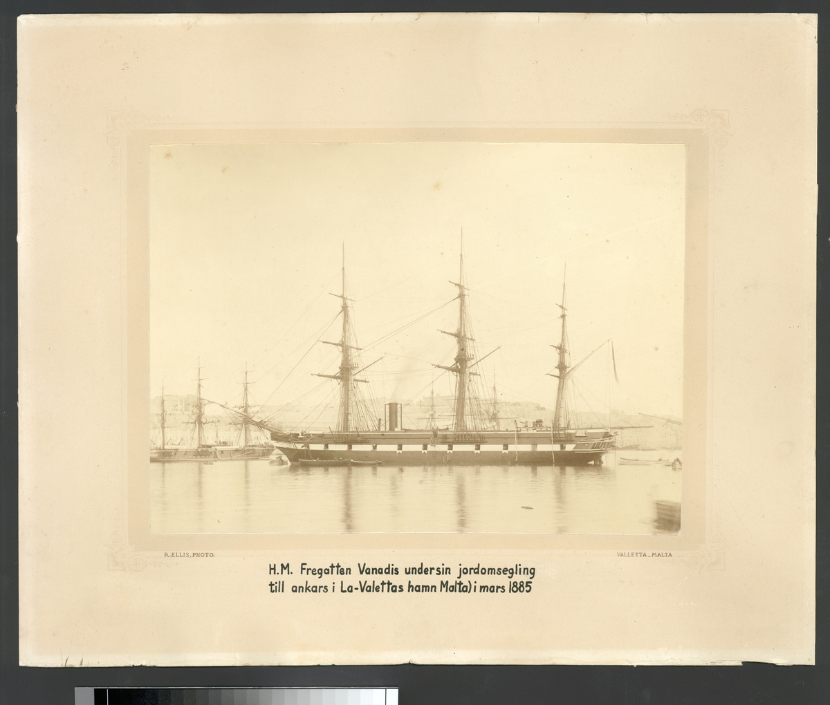Bilden visar ångfregatten Vanadis från styrbordssida. Skeppet ankra vid en boj i Vallettas hamn på Malta under sin långresa 1883-1885. Alla segel är bärgade, styckportarna är öppna och kanonerna utförda. Ur skorstenen stiger rök. En grupp sjömän står på akterdäcket. Från akterskeppet hänger en repstege ner till vattenytan och flera små båtar verka trafikera från och till fregatten.
I bakgrunden syns Valettas stadsbefästningar och regeringspalatset Auberge de Castille et Léon.