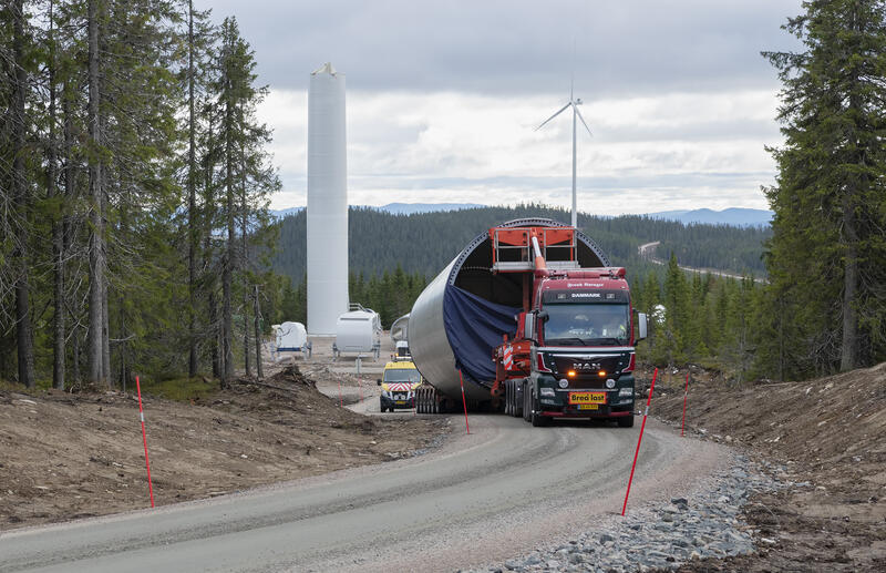 Lastebil lastet med deler av en vindmølle.
