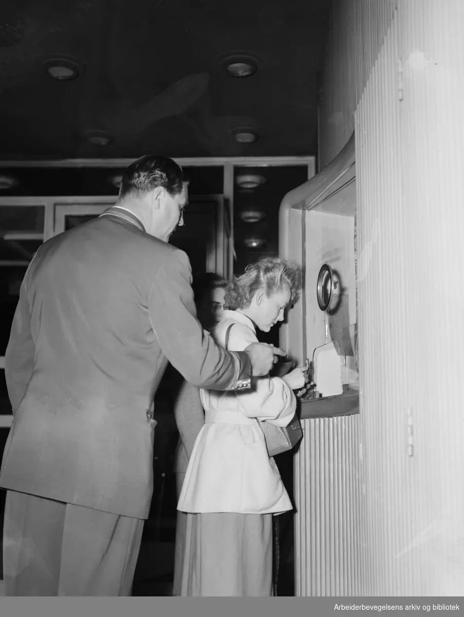 Damer uten herrefølge nektes adgang til Restauranter i Oslo. Journalistene Unni Rastad og Bjørg Zachariassen fra Arbeiderbladet på rundtur. August 1952.