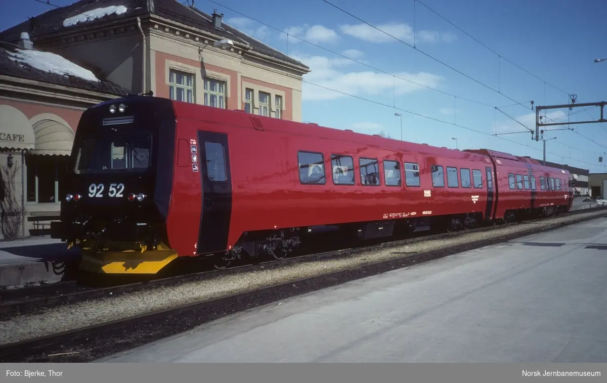 Motorvognsett type 92 med styrevogn 92 52 nærmest i tog 377 til Koppang på Hamar stasjon
