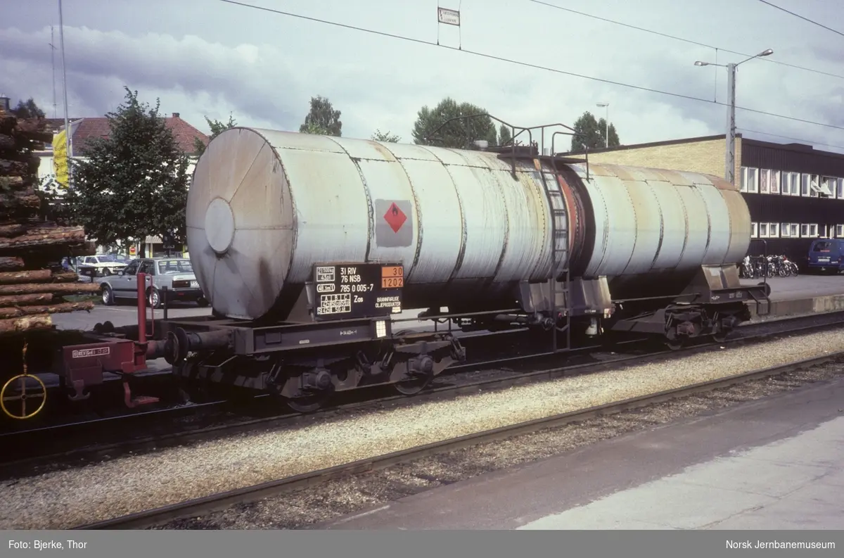 Tankvogn litra Zas nr. 785 0005 på Hamar stasjon