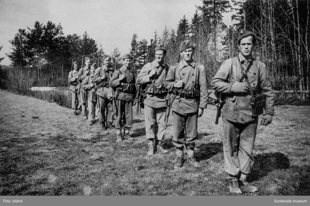 "3 lag. Korp. Andreasen." (Bildtext i fotoalbum. Ägare Emil Tessem, Steinkjer.)Baggböle vårvintern 1945.