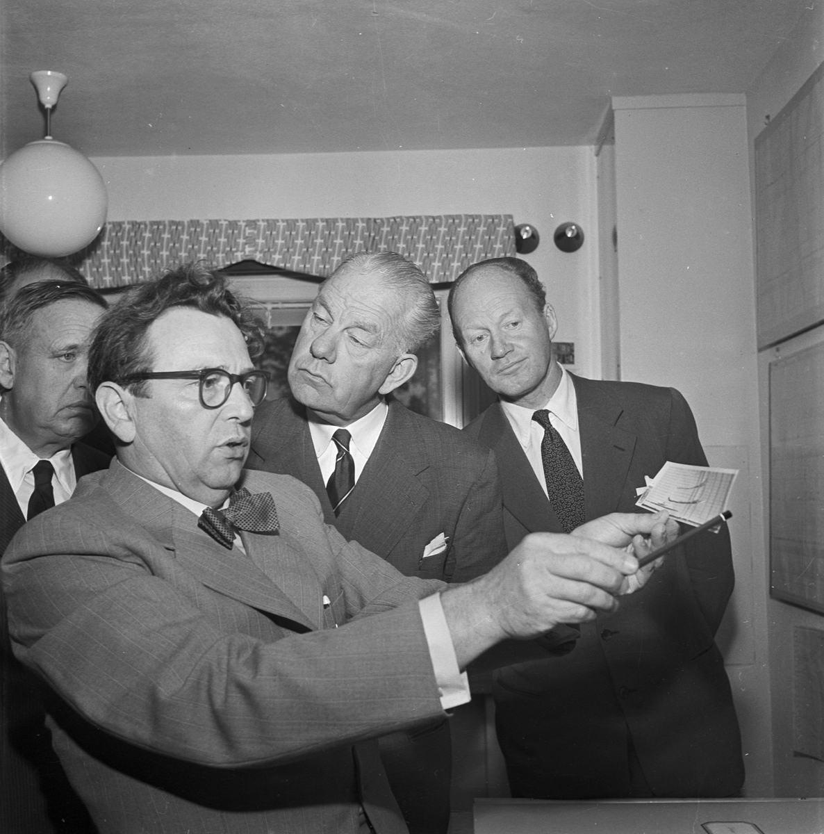 Jonosfärobservatoriet, ingenjör Willy Stoffregen med andra män, Uppsala 1956