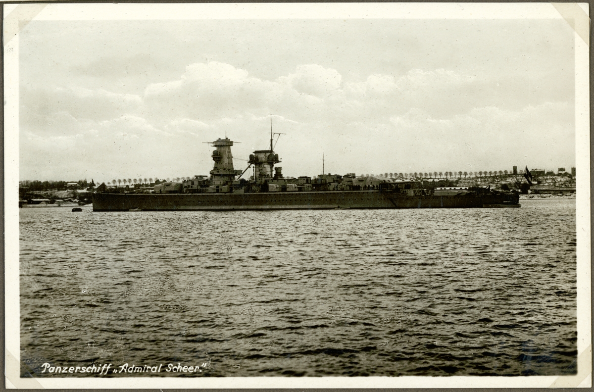 Vykortet visar det tykse pansarskepp Admiral Scheer till ankars.