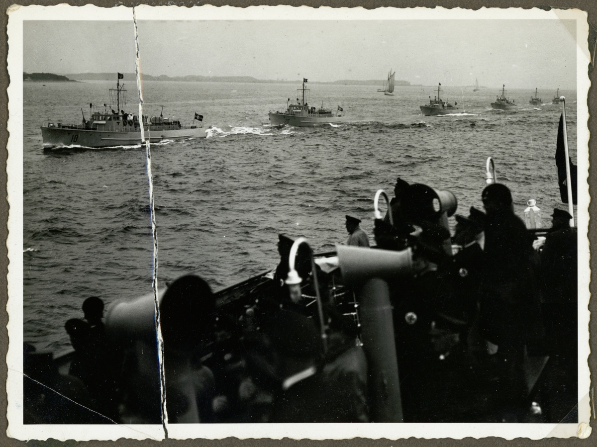 Bilden visar en mindre flotta tyska minsvepare till havs som kör i linje.