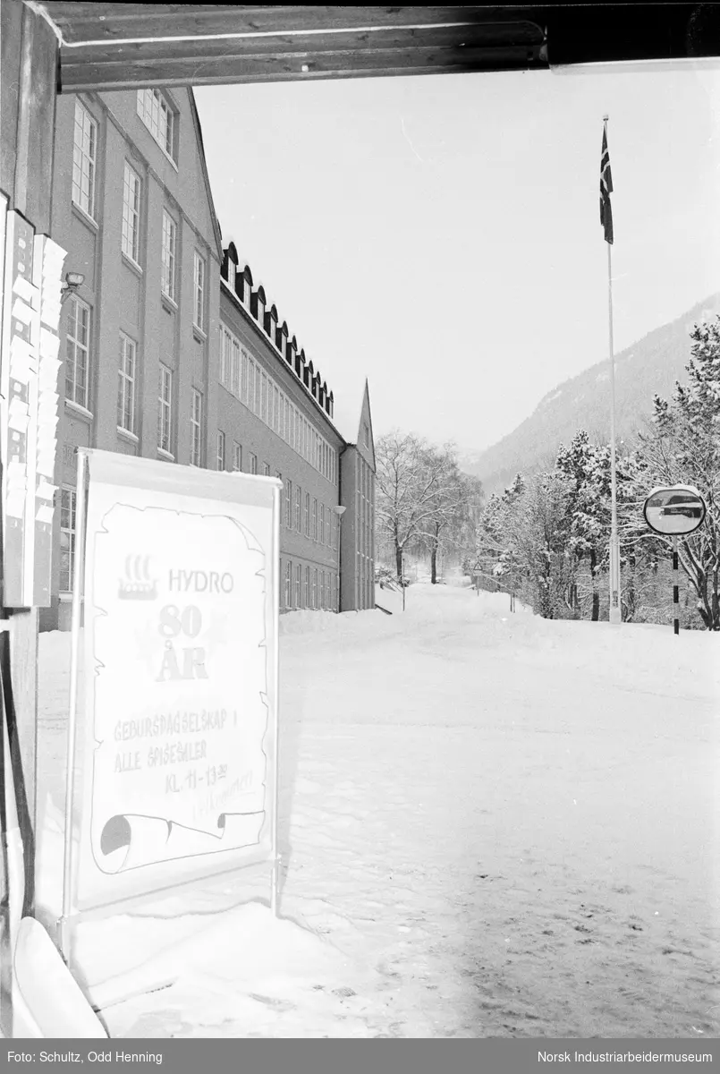 Norsk Hydro er 80 år. Flagg og plakat ved Kontorbygningen.