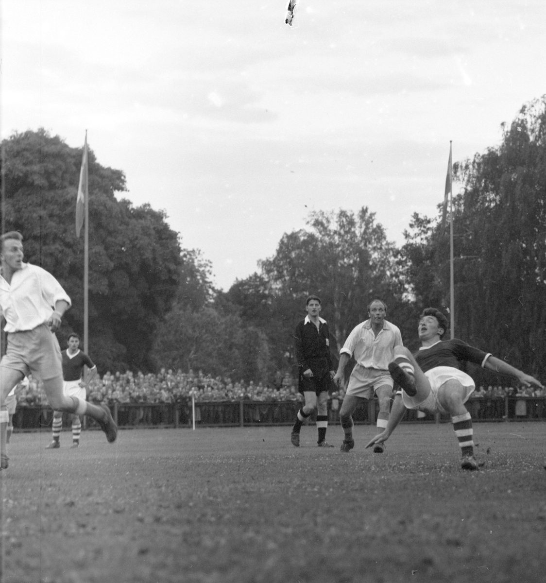 Gefle IF möter SC Wacker från Wien i en träningsmatch på Strömvallen i Gävle, juni 1957. GIF är tillfäligtvis förstärkt av Gunnar Gren.